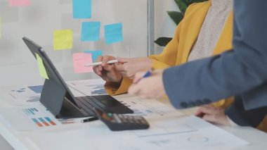 İş kadını ofisteki yapışkan notta yazıyor.