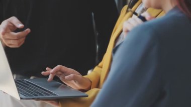 Finansal veriler tartışırken iş takım