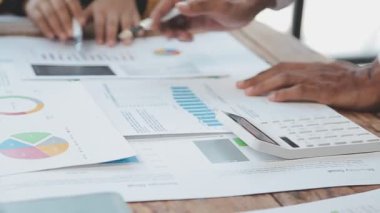 Modern ofiste yeni bir proje üzerinde çalışan iş ekibi