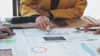 Kapat. Modern ofiste finansal tablolar üzerinde çalışan işadamları.