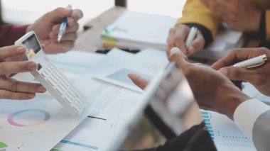 İş adamlarından oluşan bir ekip ofiste yeni projeyi tartışıyor..