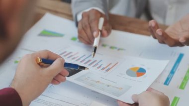 İş adamları iş planı hakkında tartışıyor ve beyin fırtınası yapıyorlar.