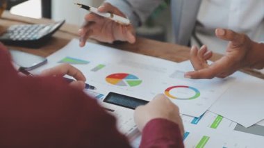 Ekonomik veriler ve rapor grafikleriyle beyin fırtınası yapıp tartışıyorlar. toplantı çalışma konsepti.