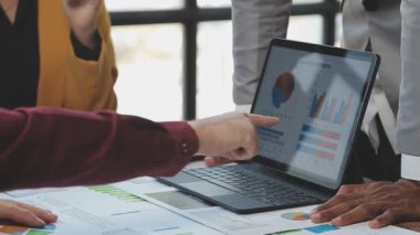 Dizüstü bilgisayarda çalışan iş adamları