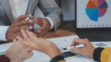 Ofiste çalışan iş adamları