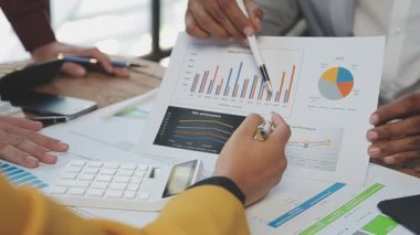 İş adamları mali rapor ve grafik, planlama, strateji ve yatırım planlama konseptiyle toplantı yapıyor.