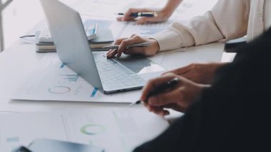 İş ekibi ofiste çalışıyor.