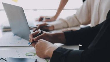 Ofiste çalışan bir işadamı.