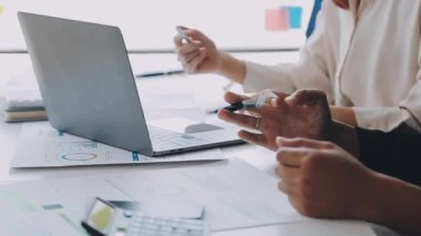 Genç iş kadını ofiste.