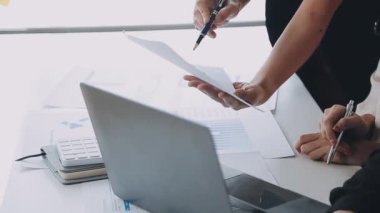 İş adamları masadaki bir grafiği analiz ediyorlar..