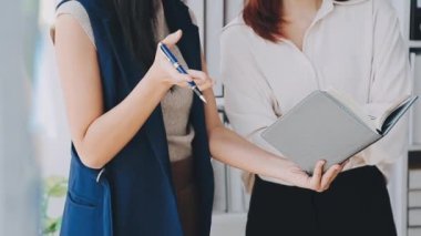 İş kadını ve genç kadınlar projenin planını tartışıyorlar..