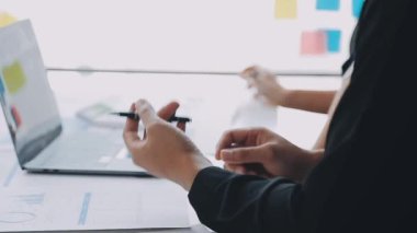 Yeni fikirleri tartışmak iş adamları