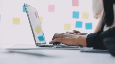 Ofiste çalışan iş adamları