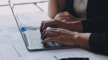Modern ofiste dizüstü bilgisayarda çalışan iş adamlarının yakın görüntüsü