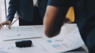 İş adamları ofiste toplanıyor ve iş projesini tartışıyorlar..