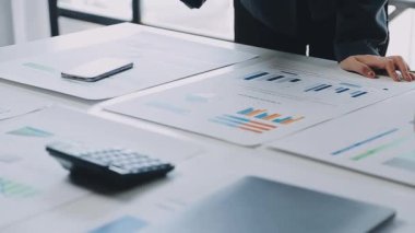 İş adamı ve kadın grafikler ve grafiklerle tartışıyor