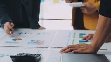 Modern ofiste çalışan bir grup genç iş arkadaşı