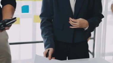 Ofiste elinde dosya tutan bir iş adamı. Takım elbiseli adam