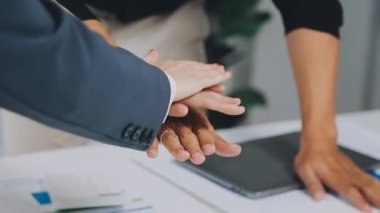 İş Adamları Tokalaşıyor