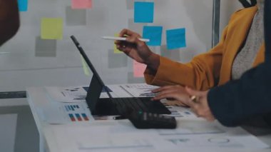 İş kadını ofiste dizüstü bilgisayarla çalışıyor.