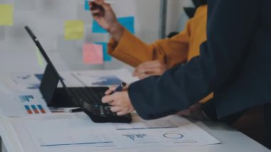 Bilgisayarlı ve mali raporlu iş adamı, mali rapor, iş konsepti