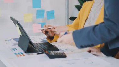 Ofisteki bilgisayardaki verileri analiz eden iş adamı