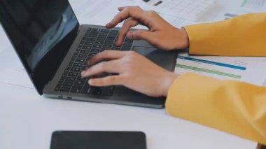 Ofisteki masa başında dizüstü bilgisayar ve kalem kullanarak iş adamını kapat..