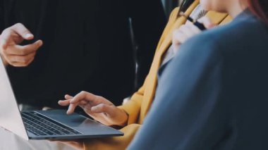 İş adamı ve kadın ellerinde belgeler var.