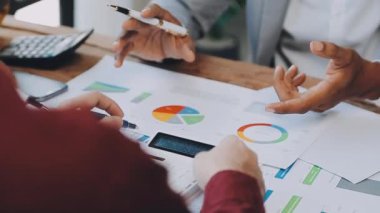 İş adamları finansal grafiği tartışıyor ve analiz ediyor