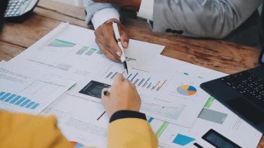 yakın plan - ofiste yeni projeyi tartışan iş adamları