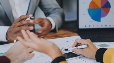 Ekonomik tabloyla iş ekibi toplantısı, modern ofiste beyin fırtınası..