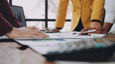 Yeni projeyi tartışan iş ekibini kapat