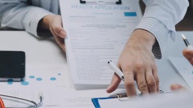 Erkek elleri form doldurur.