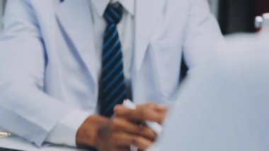 Bir Tablet ile genç işadamı