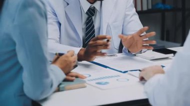 Modern ofiste birlikte çalışan bir grup genç iş adamı..