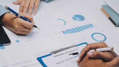 İş adamı ve kadın ofiste verileri analiz ediyorlar.