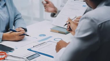 Doktor ve hasta bir şey tartışıyor.