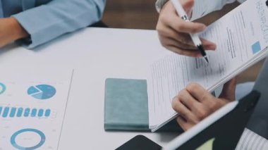 Ofiste evrakları olan bir iş adamı. iş ve finans kavramı