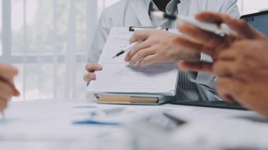 Ofis masasında mali raporla çalışan iş ekibi.