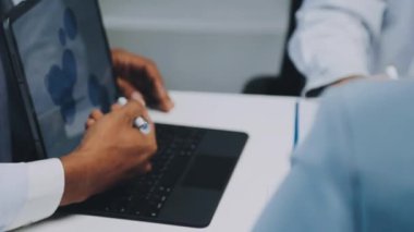 mali çizelgeleri tartışırken iş takım