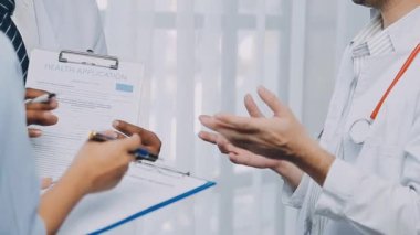 Doktorlar hastanın röntgenini tutuyor..