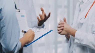 Doktor ve hasta ofiste bir şey tartışıyorlar..