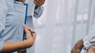 Klinikteki doktor elini panoyla kapat.