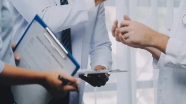 kollarını çapraz doktor