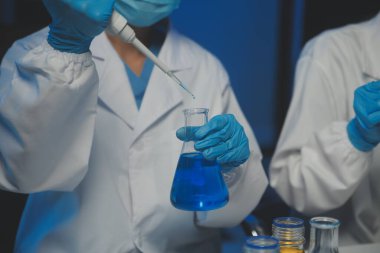 Bilimsel araştırmalar için bilimsel mikroskop kullanan profesyonel kimyager kadın laboratuvarı, mikrobiyoloji medikal ekipman teknolojisi ile çalışan kimya bilimcisi tıp biyolojisi deneyi için çalışan