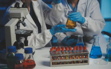 Bilimsel araştırmalar için bilimsel mikroskop kullanan profesyonel kimyager kadın laboratuvarı, mikrobiyoloji medikal ekipman teknolojisi ile çalışan kimya bilimcisi tıp biyolojisi deneyi için çalışan