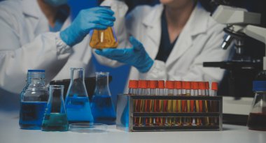 Bilimsel araştırmalar için bilimsel mikroskop kullanan profesyonel kimyager kadın laboratuvarı, mikrobiyoloji medikal ekipman teknolojisi ile çalışan kimya bilimcisi tıp biyolojisi deneyi için çalışan