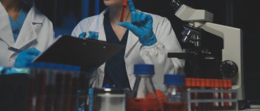 Bilimsel araştırmalar için bilimsel mikroskop kullanan profesyonel kimyager kadın laboratuvarı, mikrobiyoloji medikal ekipman teknolojisi ile çalışan kimya bilimcisi tıp biyolojisi deneyi için çalışan