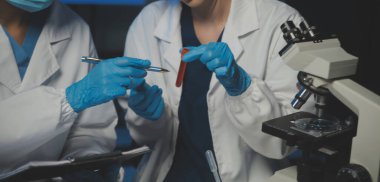 Bilimsel araştırmalar için bilimsel mikroskop kullanan profesyonel kimyager kadın laboratuvarı, mikrobiyoloji medikal ekipman teknolojisi ile çalışan kimya bilimcisi tıp biyolojisi deneyi için çalışan