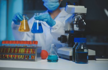 Bilimsel araştırmalar için bilimsel mikroskop kullanan profesyonel kimyager kadın laboratuvarı, mikrobiyoloji medikal ekipman teknolojisi ile çalışan kimya bilimcisi tıp biyolojisi deneyi için çalışan